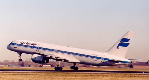 TF-FIJ airborne except for its lefthand maingear