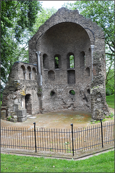 Remains of the Valkenburcht (Valkenhof park)