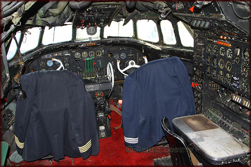 The cockpit of L.Constellation N9412H