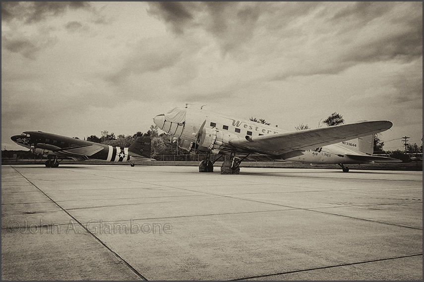 Wabbit Expwess N33VW + DC-3 N33644 @Huntington Mun'l Airport 