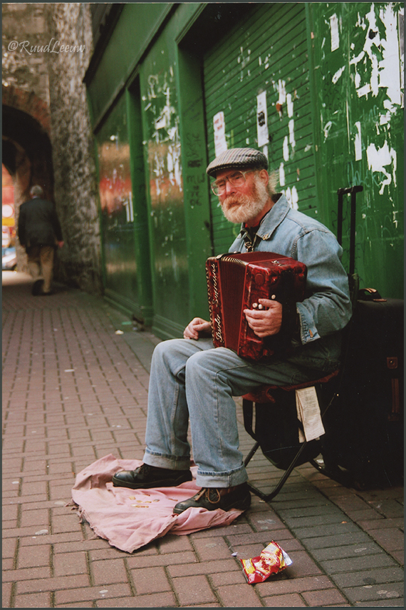 Tom McNamara, street musicia in Ireland