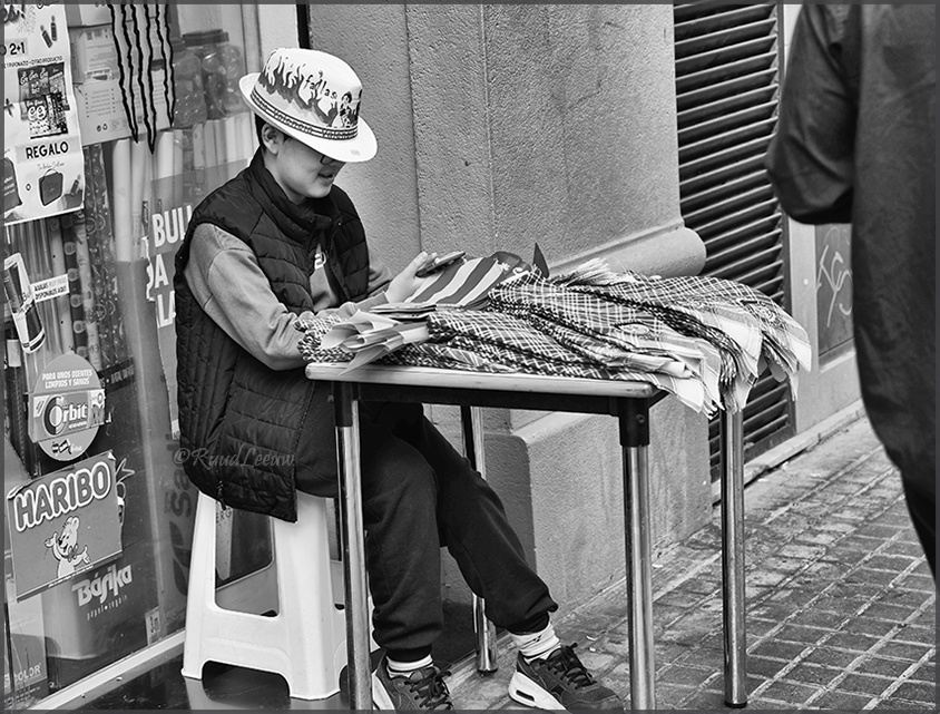 The streets of Valencia for streetphotography (3-3023)